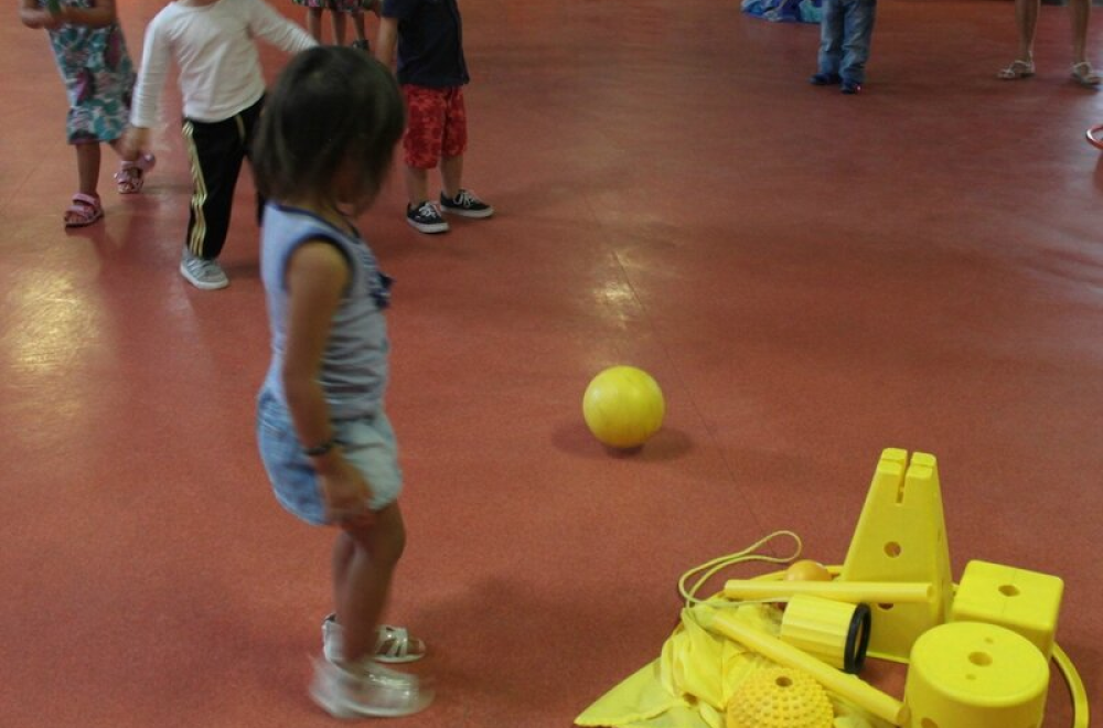 Enfant qui joue avec des objets de couleur jaune