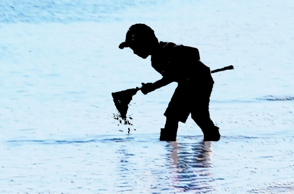 Enfant qui pêche avec une épuisette
