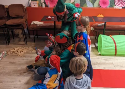 Lutin de noël Kidays avec des enfants qui s'amusent