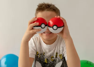 enfant qui tient 2 pokéball pokemon