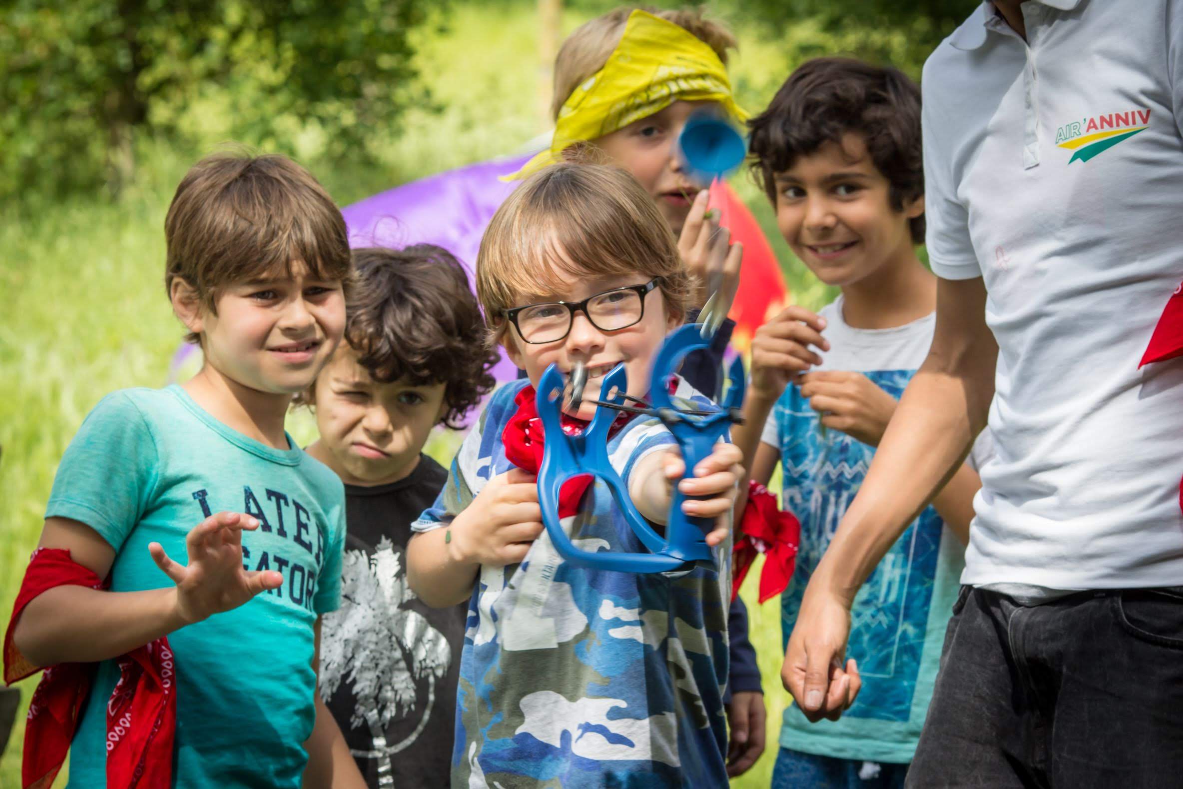 Les enfants s'affrontent en équipe sur une épreuve de tir de coco du thème Lilo et Stitch