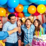 Fête d'anniversaire avec ballons et gâteau coloré.