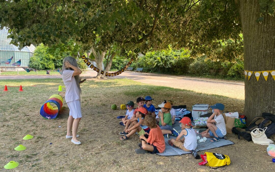 Animation anniversaire enfant à Paris dans un parc - enfants en action avec animateur Kidays