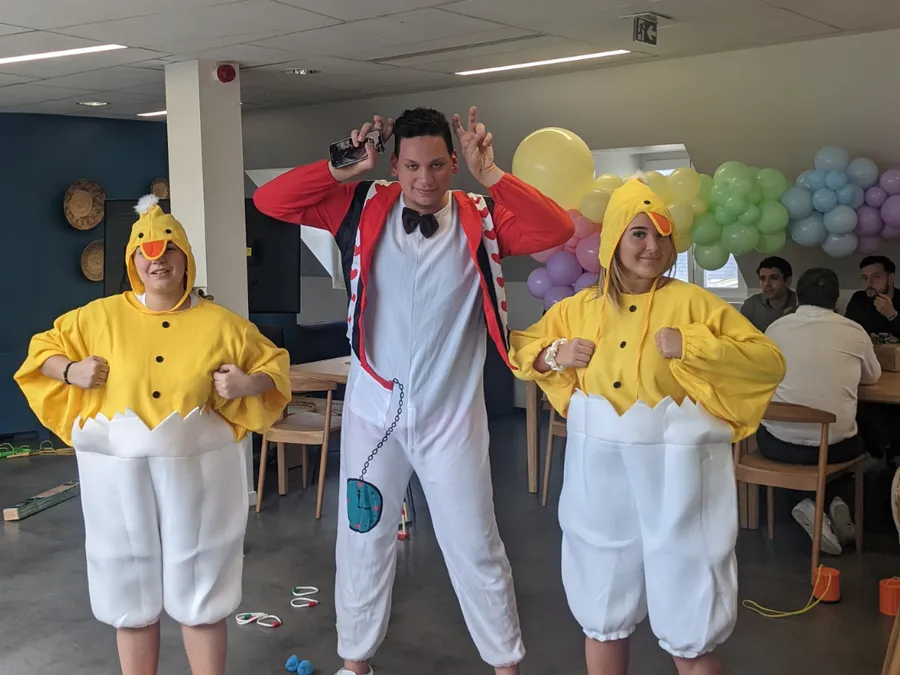 Des animateurs Kidays déguisés en poussins pour Pâques