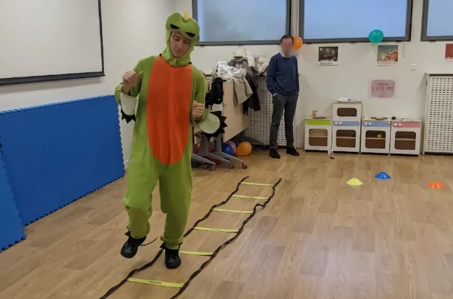 Un animateur Kidays en costume de dinosaure pendant un parcours