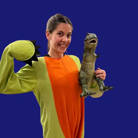 Estelle, animatrice Kidays, en costume de dinosaure