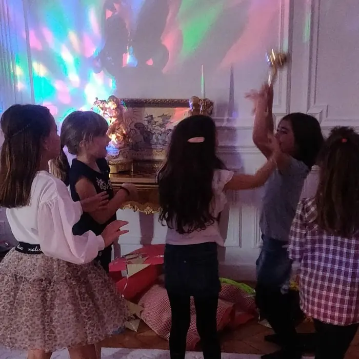 Des enfants dansent pendant une soirée de mariage