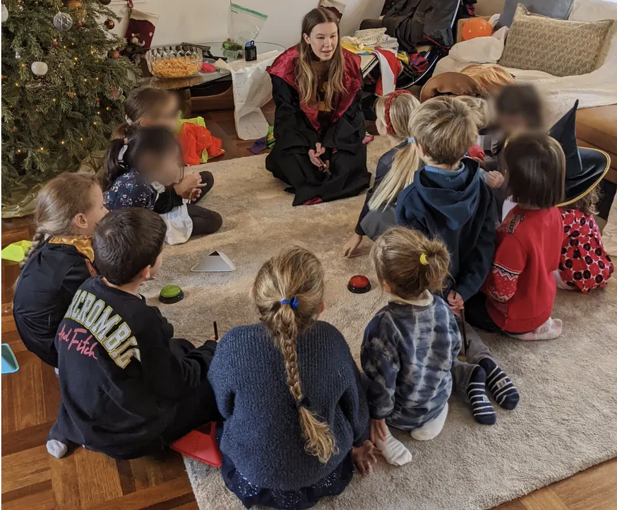 Une animatrice Kidays raconte une histoire aux enfants assis autour d’elle