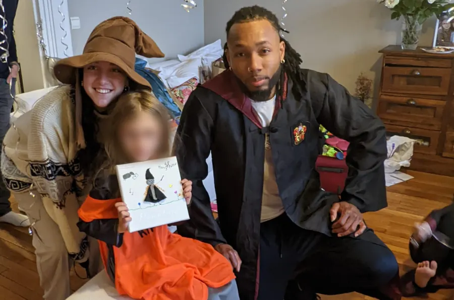 Deux animateurs Kidays en tenue de sorciers avec une enfant pendant la fête