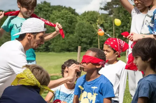 Des enfants les yeux bandés pendant une épreuve de dégustation
