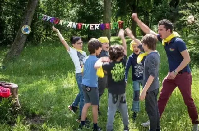 Une équipe d’enfants en bandana célèbre une victoire