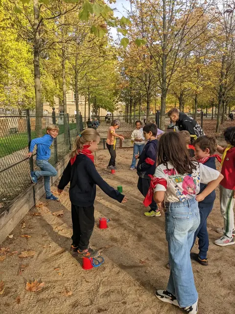 Des enfants pendant une épreuve dans un parc