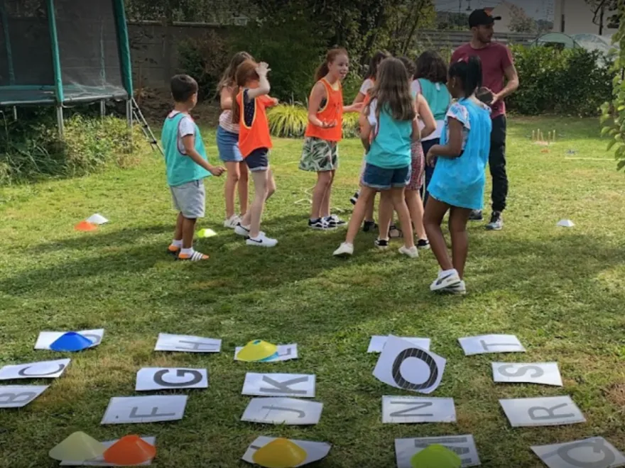 Des enfants résolvent l’énigme du mot mystère pendant un anniversaire Fort Boyard Kidays
