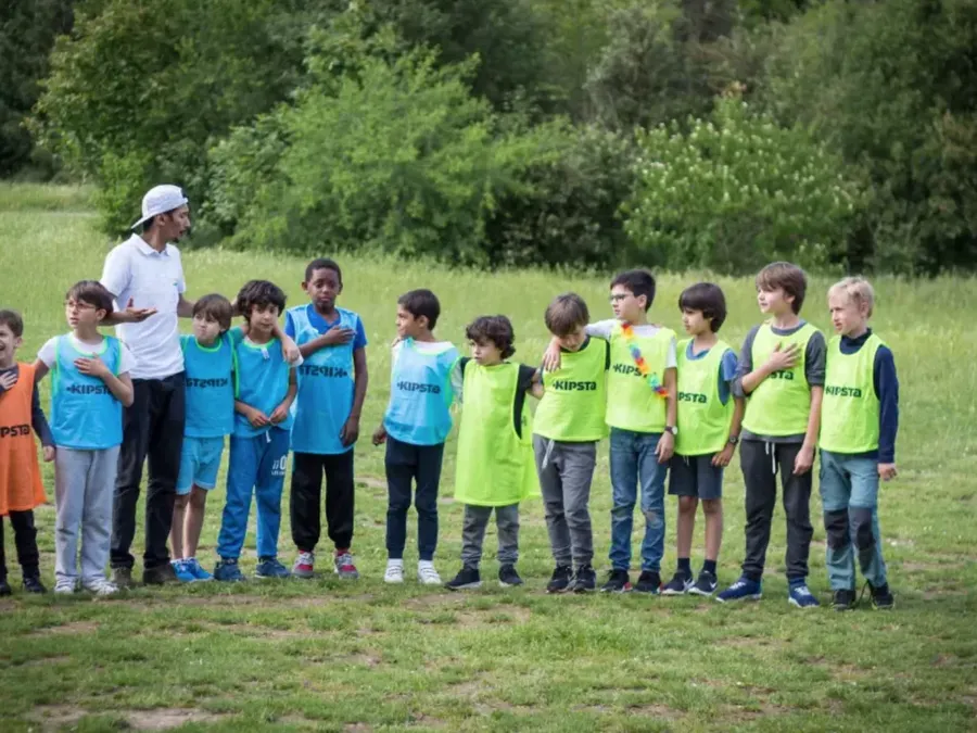 Une équipe d’enfants avec leur animateur Kidays