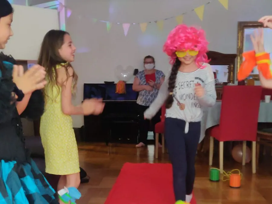 Des enfants pendant une animation K-Pop Demon Hunters Kidays