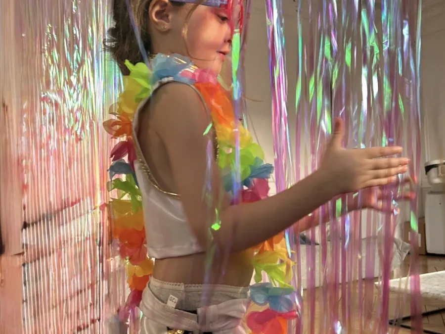 Une petite fille en tenue de pop star pendant un anniversaire K-pop Kidays