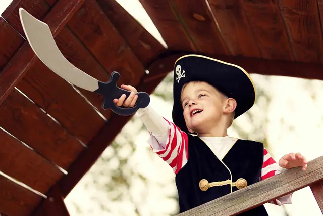 Un enfant déguisé en pirate brandit son sabre