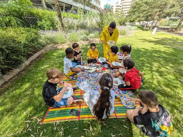 Des enfants pique-niquent autour d’une animatrice Pikachu