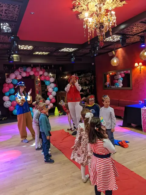 Des enfants dansent pendant la fête