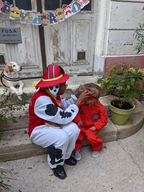 Un animateur Kidays en tenue de sauveteur avec un enfant