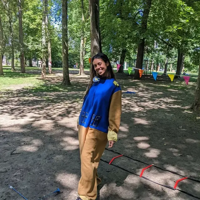 Une animatrice Kidays en tenue de sauveteuse