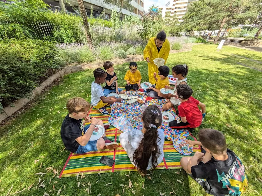 Enfant qui pic nic réunis autour d'une animatrice pokémon déguisée en Pikachu