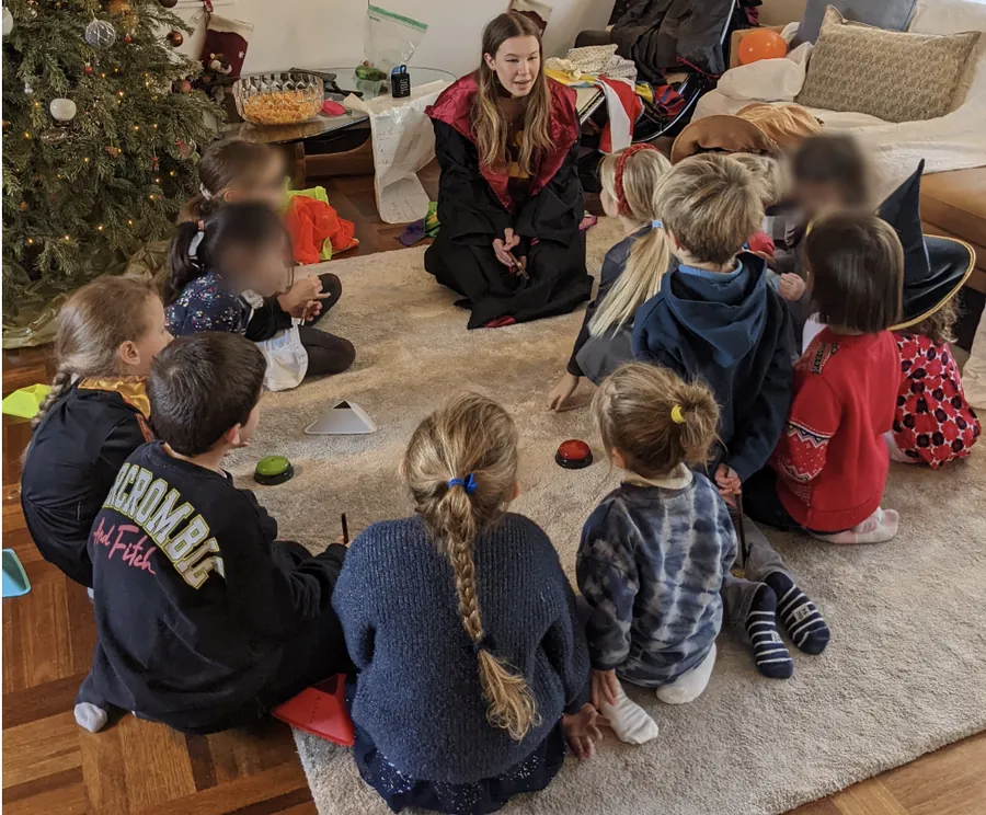 Une animatrice Kidays déguisée en sorcière Harry Potter anime un groupe d’enfants