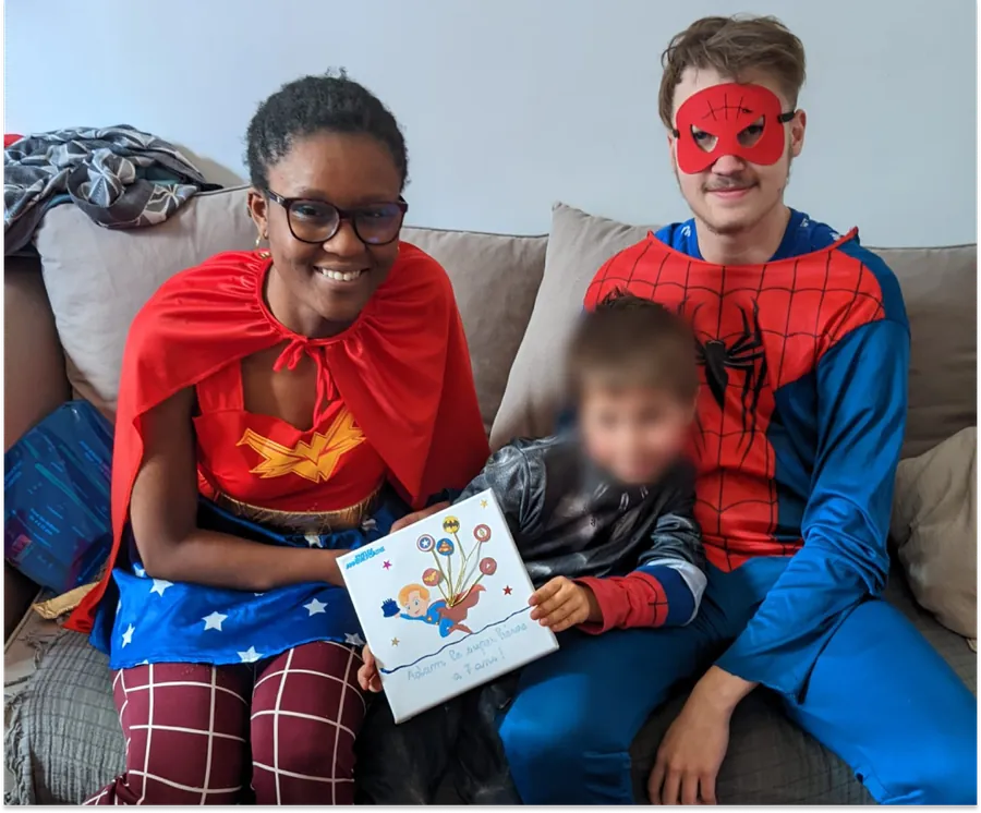 Un animateur Kidays déguisé en super-héros avec des enfants