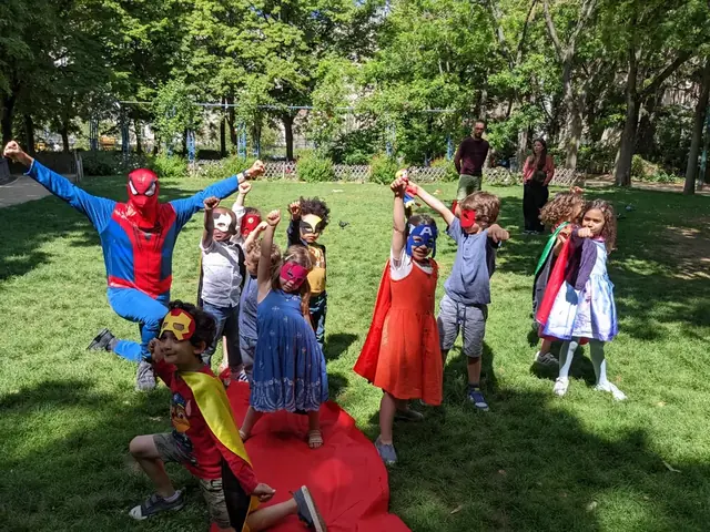Un animateur Kidays en costume de super-héros dans un parc